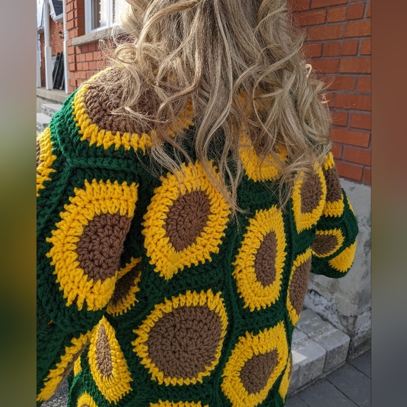 SOLD. Beautiful, upcycled vintage crocheted sweater - Picture 6 of 7